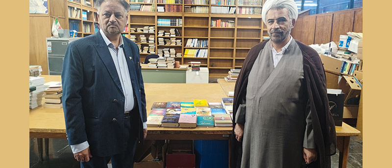 اهدی ۲۰ کتاب از آثار "زاهد منیر عامر" استاد زبان اردو و پاکستان‌شناسی به کتابخانه مرکزی