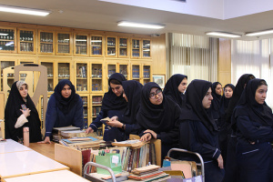 بازدید دانش آموزان و دبیران دبیرستان غیر انتفاعی دخترانه منادی حق منطقه ۱ تهران از کتابخانه مرکزی