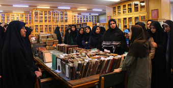 بازدید دانش آموزان و دبیران دبیرستان غیرانتفاعی دخترانه پیشرفت صهبای صفا از کتابخانه مرکزی