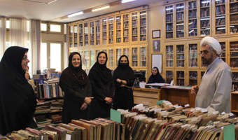 بازدید کارشناس مسئول اداره کتابخانه و اسناد سازمان پژوهش و برنامه ریزی آموزشی از بخش اسناد تالار نفیس کتابخانه مرکزی