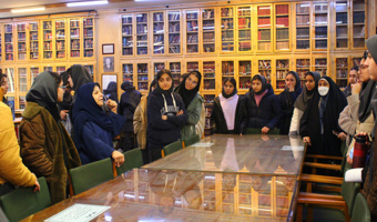 بازدید دانش‌آموزان و دبیران دبیرستان فرزانگان ۶ از کتابخانه مرکزی و مرکز اسناد دانشگاه تهران