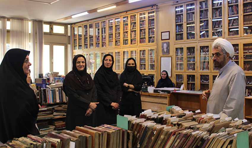 بازدید کارشناس مسئول اداره کتابخانه و اسناد سازمان پژوهش و برنامه ریزی آموزشی از بخش اسناد تالار نفیس کتابخانه مرکزی