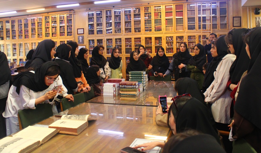 بازدید دانشجویان دختر دانشگاه صنعتی ارومیه از کتابخانه مرکزی و مرکز اسناد دانشگاه تهران