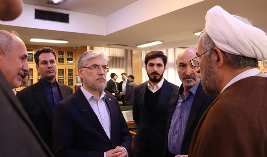 بازدید وزیر علوم از کتابخانه مرکزی دانشگاه تهران؛ تأکید بر نقش راهبردی کتابخانه در تحول پژوهش‌های علوم انسانی